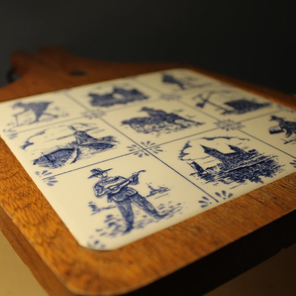 Vintage delft blue ceramic tile and wood cutting board - Picture 6 of 6